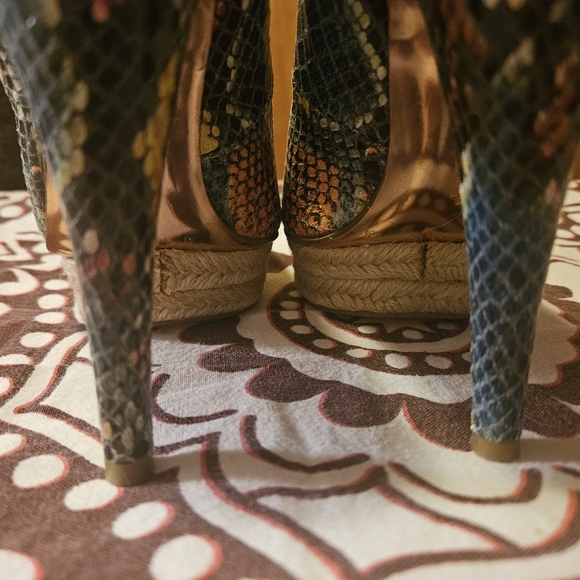Y2k BCBGenergation Vintage SIZE 5.5 snakeskin print platform heel - Picture 5 of 16